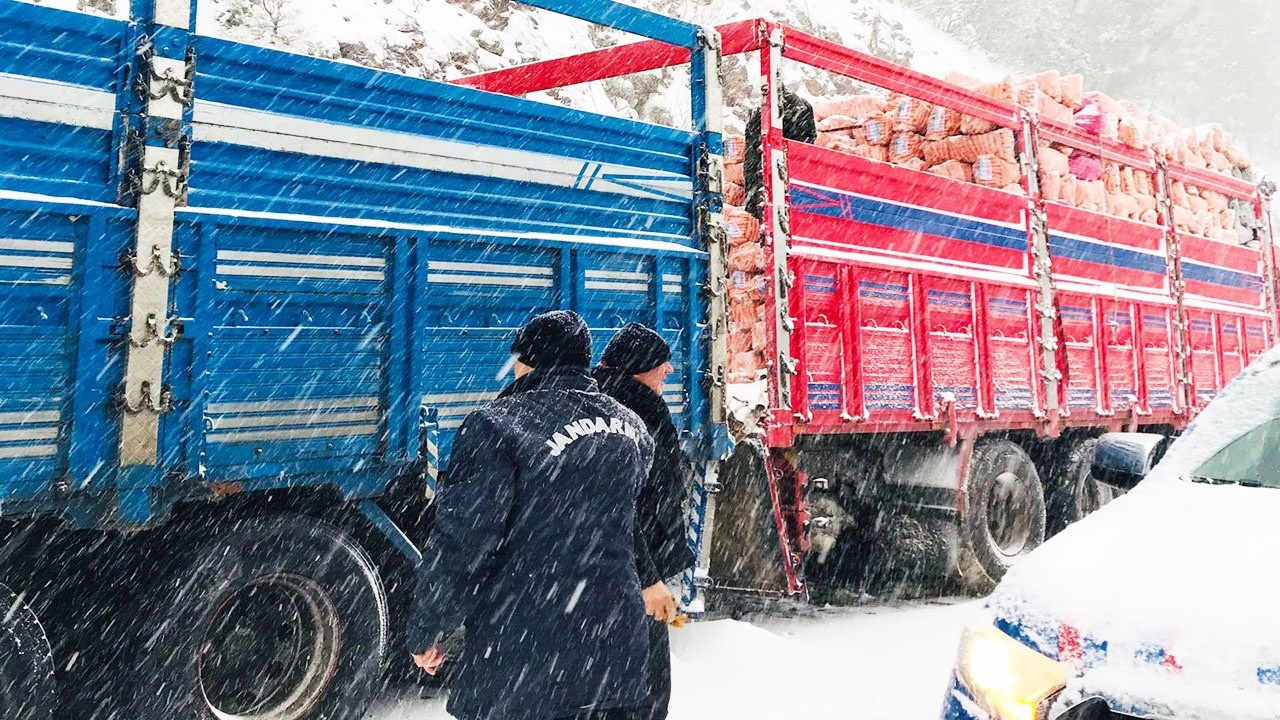 Antalya&#039;da karda mahsur kalan 14 araç ve 32 vatandaş kurtarıldı