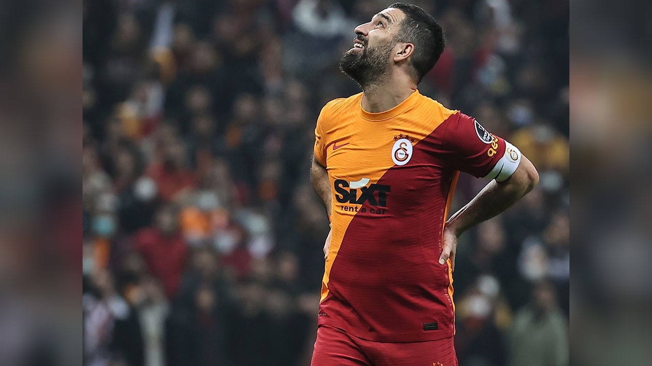 Arda Turan’ın göbeği İspanya’dan da göründü!