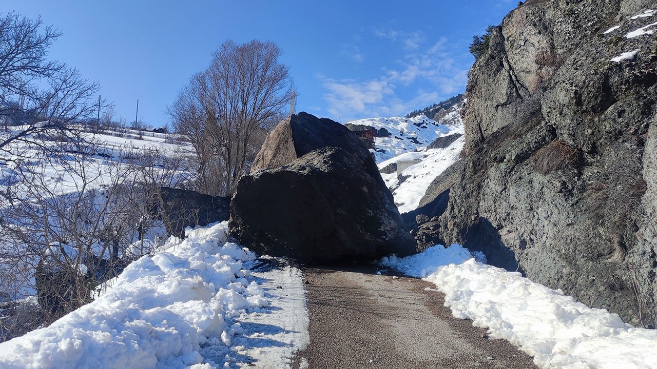 Artvin’de heyelan! Düşen dev kaya parçaları panikletti