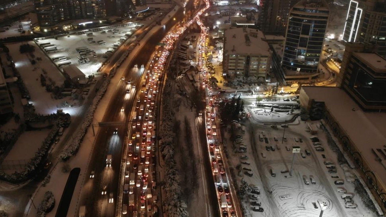 Basın Ekspres Yolu&#039;nda kar yağışı nedeniyle oluşan trafik havadan görüntülendi