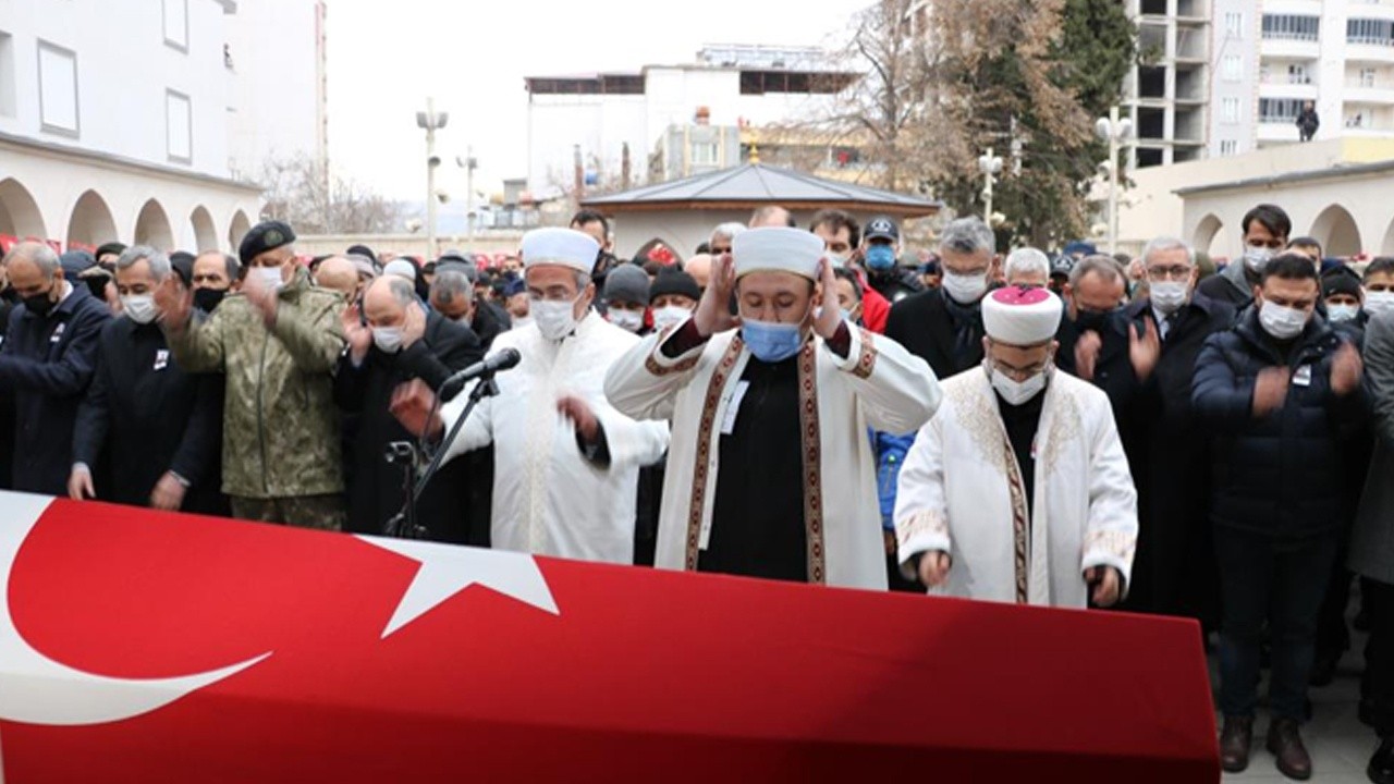 Bir ağabeyin en zor anı: Şehit kardeşinin cenaze namazını kıldırdı