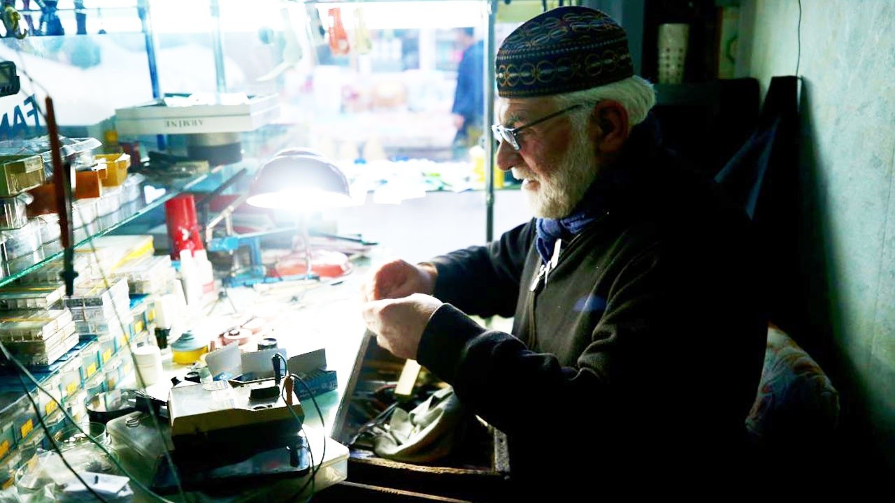 Böyle vefa görülmedi! Yıllardır her cumartesi ustasının dükkanını açıyor!