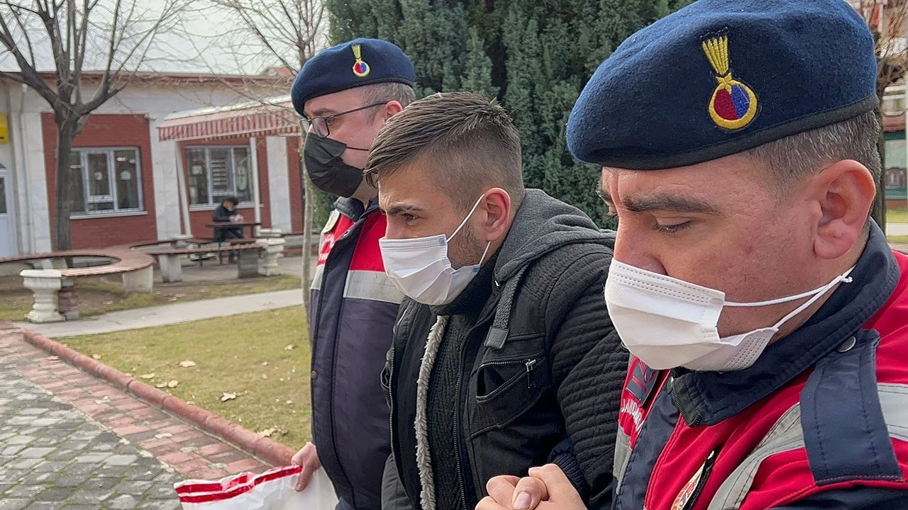 Çatıda battaniyenin içinde yakalanmıştı! Katil zanlısı mahkemeye ağlayarak gitti