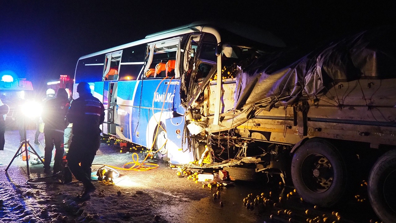 Denizli&#039;de feci kaza! Yolcu otobüsü tıra arkadan çarptı: 1 ölü, 22 yaralı
