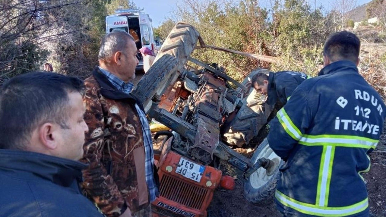 Devrilen traktörün altında kalan sürücü öldü, eşi yaralandı