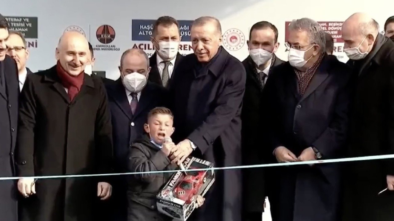 Cumhurbaşkanı Erdoğan&#039;ın elinden mikrofonu alıp Kılıçdaroğlu&#039;na tepki gösterdi