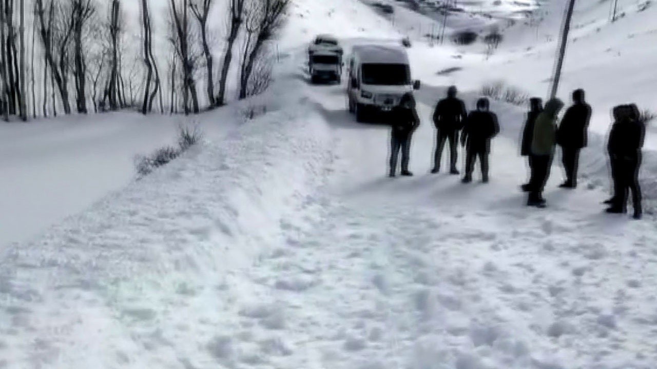 Erzurum’da üçüncü çığ, 10 araç mahsur kaldı