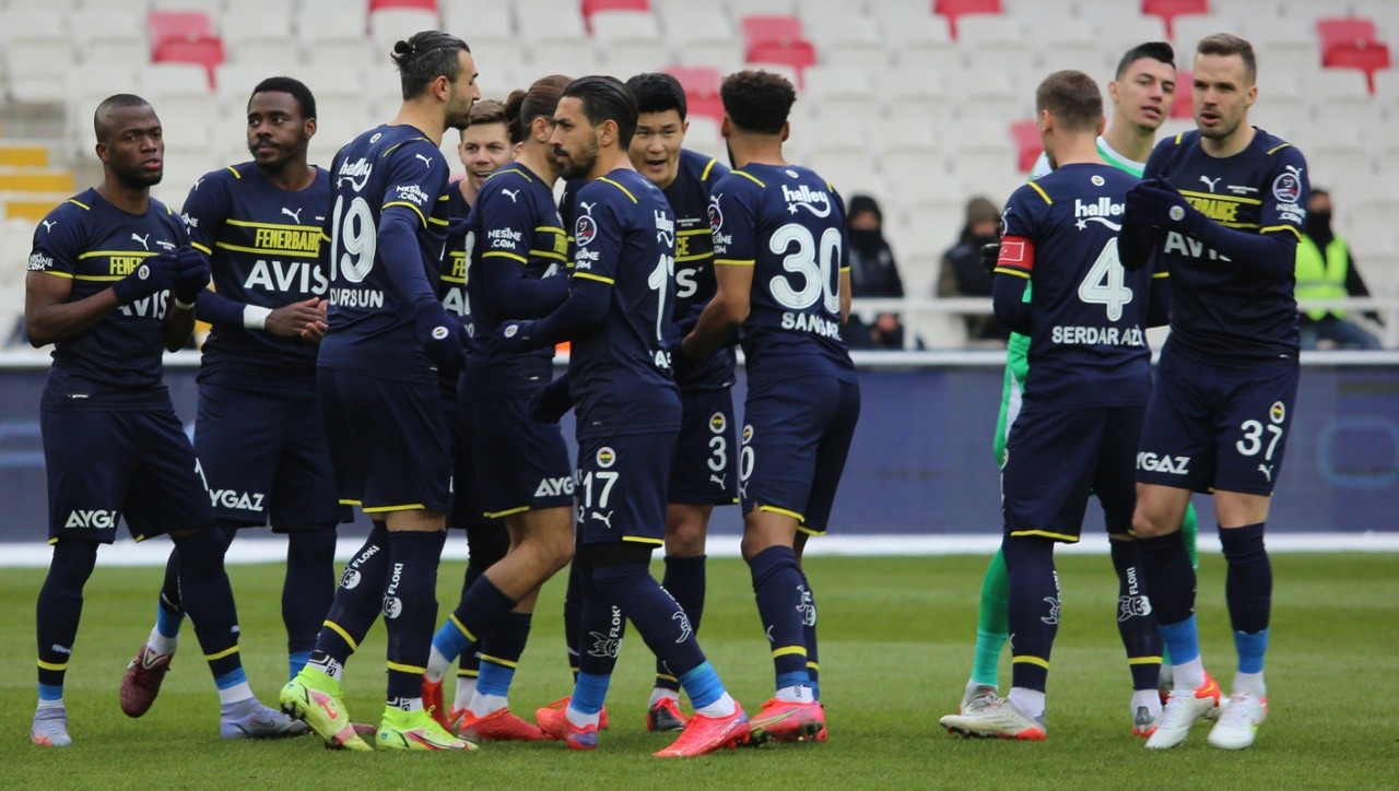 Fenerbahçe&#039;de 4 oyuncunun Kovid-19 testi pozitif çıktı!