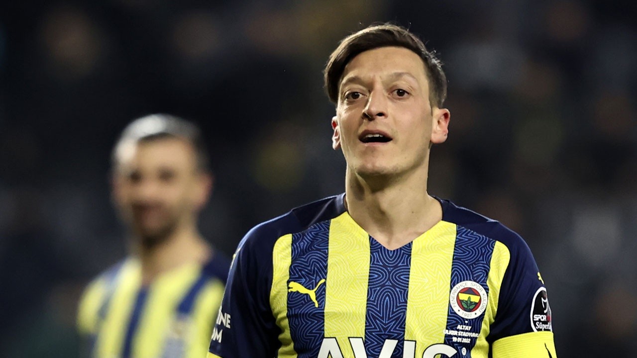 Fenerbahçe’de Mesut Özil krizi! Takımdan ayrılıyor…