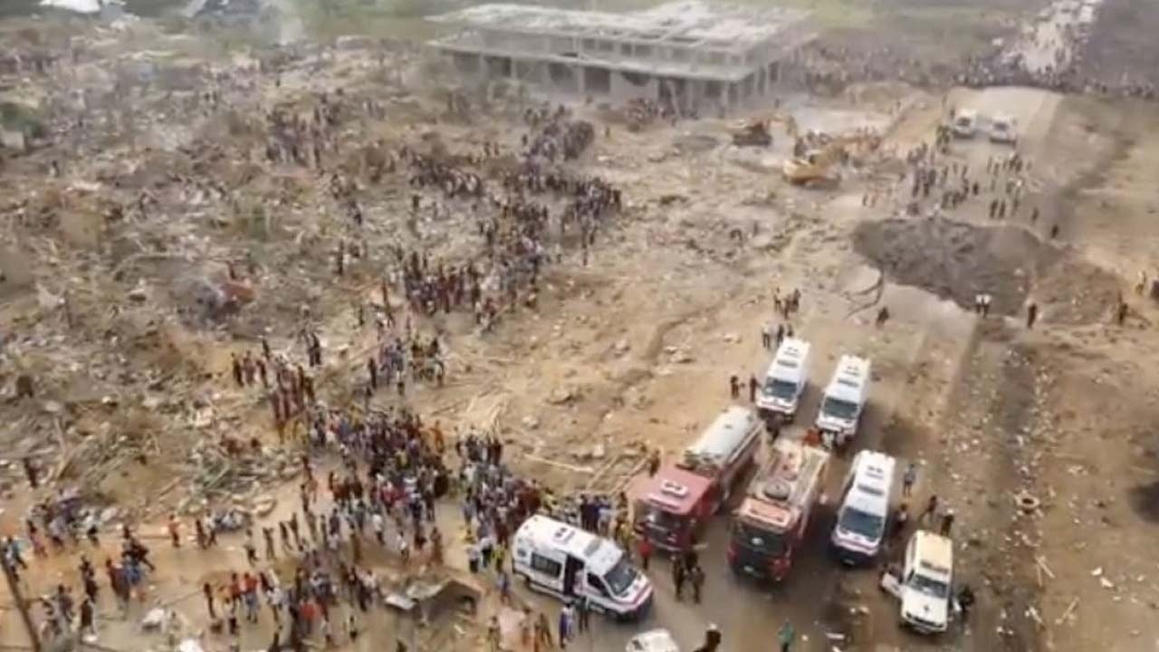 Gana&#039;daki patlamanın ardından devasa bir çukur açıldı