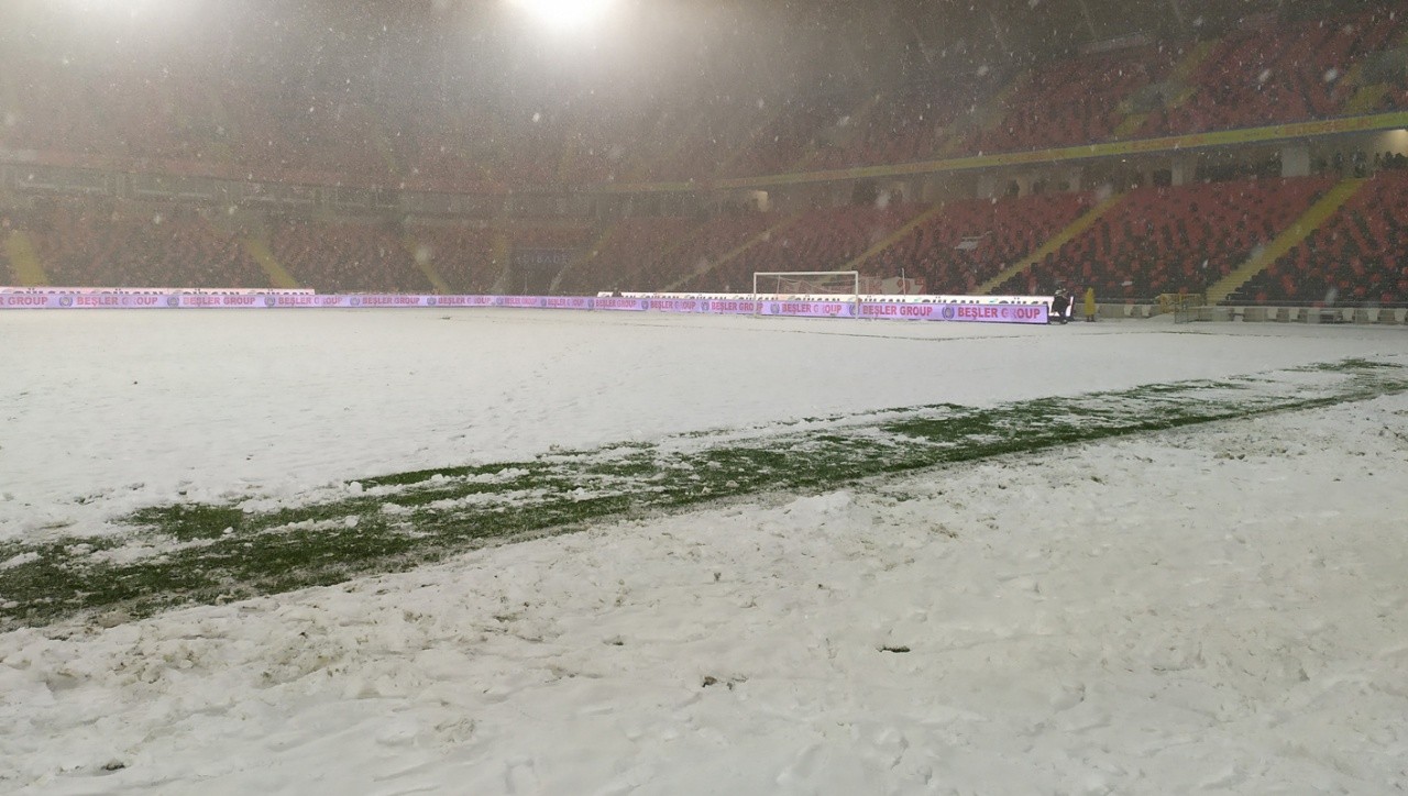 Gaziantep FK-Yeni Malatyaspor maçının ikinci yarısı yoğun kar yağışı nedeniyle ertelendi!