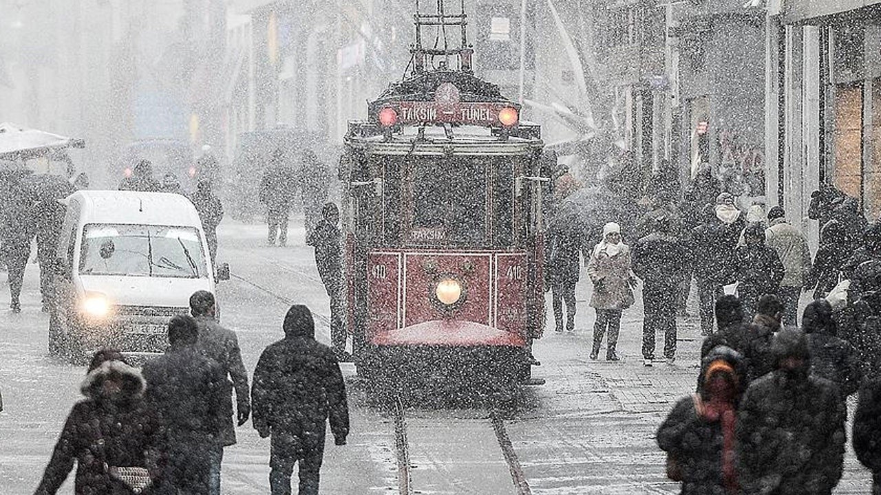 Hava sıcaklıkları düşüyor İstanbul&#039;a kar geliyor! Meteoroloji tarih verdi