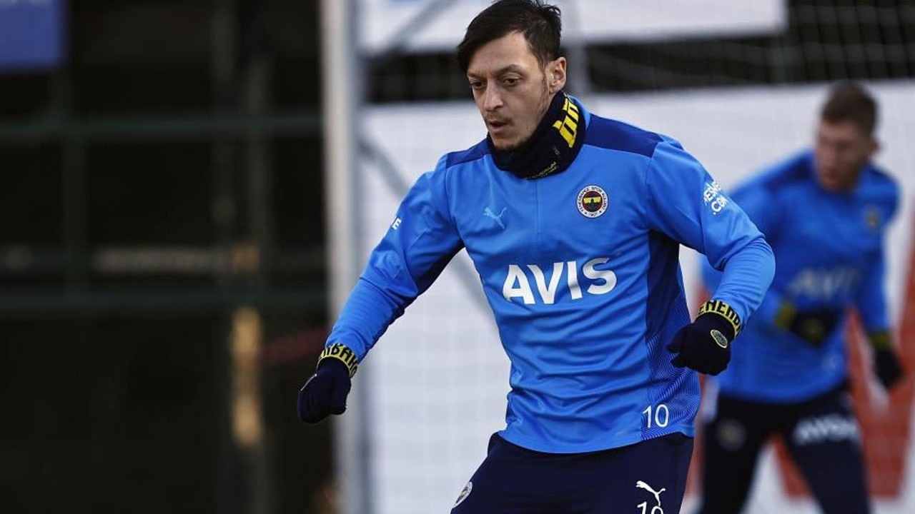 Hocasız Fenerbahçe&#039;de Mesut Özil ipleri eline aldı