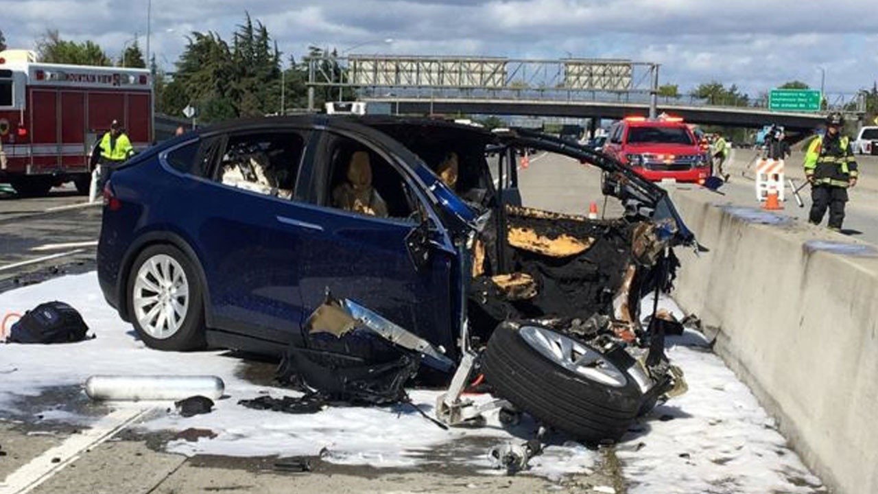 İki kişinin ölümüne neden olan sürücü: Tesla&#039;nın otomatik pilotu suçlu