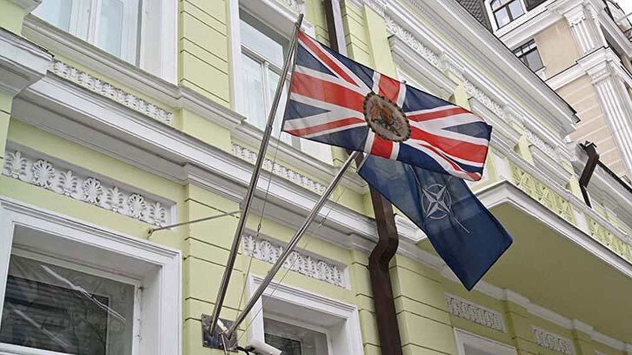 İngiltere Ukrayna’daki büyükelçilik personelini geri çağırdı