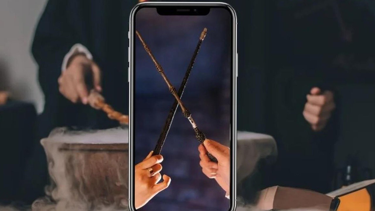 iPhone&#039;u salla karanlığı aydınlat (Lumos): Harry Potter Hogwarts&#039;a Dönüş&#039;ün ardından herkes telefonuna sarıldı