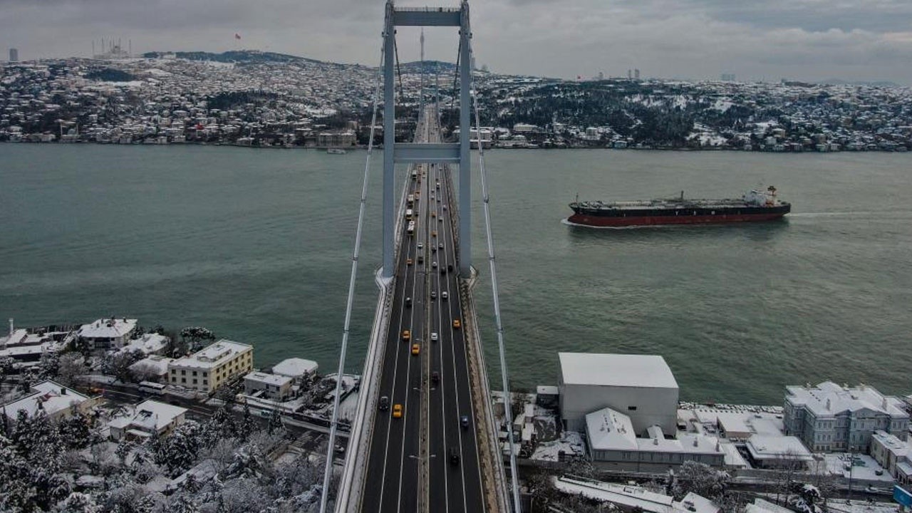 İstanbul Boğazı beyaza büründü