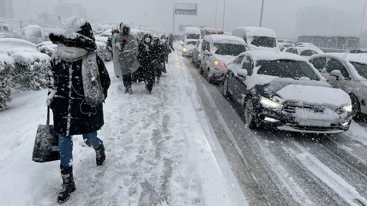 İstanbul&#039;da kar bugün de devam edecek mi? Meteoroloji&#039;den uyarı üstüne uyarı (25 Ocak hava durumu)