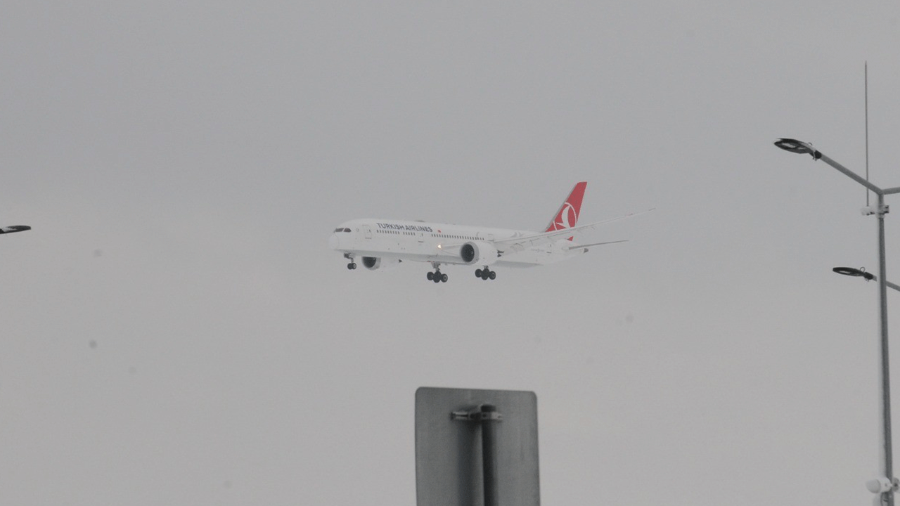 İstanbul Havalimanı’na 23 saat sonra ilk uçak indi