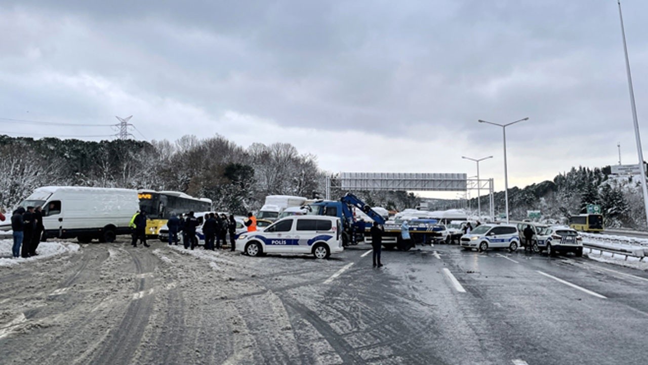 Kar İstanbul&#039;u esir aldı: Özel araçların trafiğe çıkışı yasaklandı