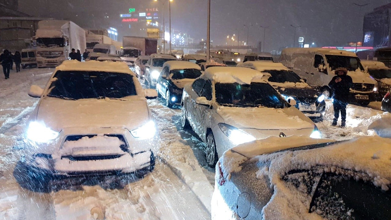 Kar trafiği felç etti, kilometrelerce araç kuyruğu oluştu