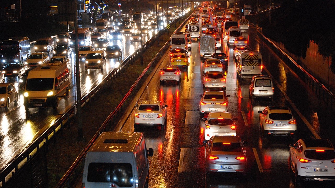 Kar yağdı, İstanbul&#039;da yollar felç oldu! Trafik yoğunluğu yüzde 90&#039;ı gördü