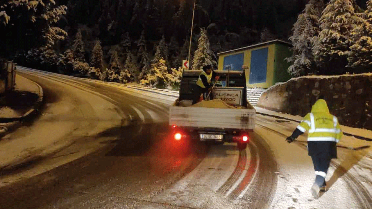 Kocaeli&#039;de ekipler kar nöbetinde! Buzlanma ve yolların kapanmasına karşı çalışma başlatıldı