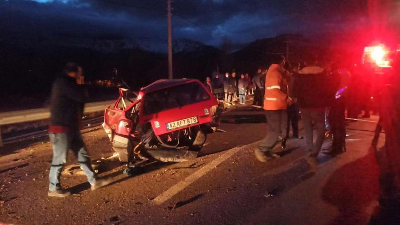 Konya&#039;da 2 araç kafa kafaya çarpıştı: Ölü ve yaralılar var