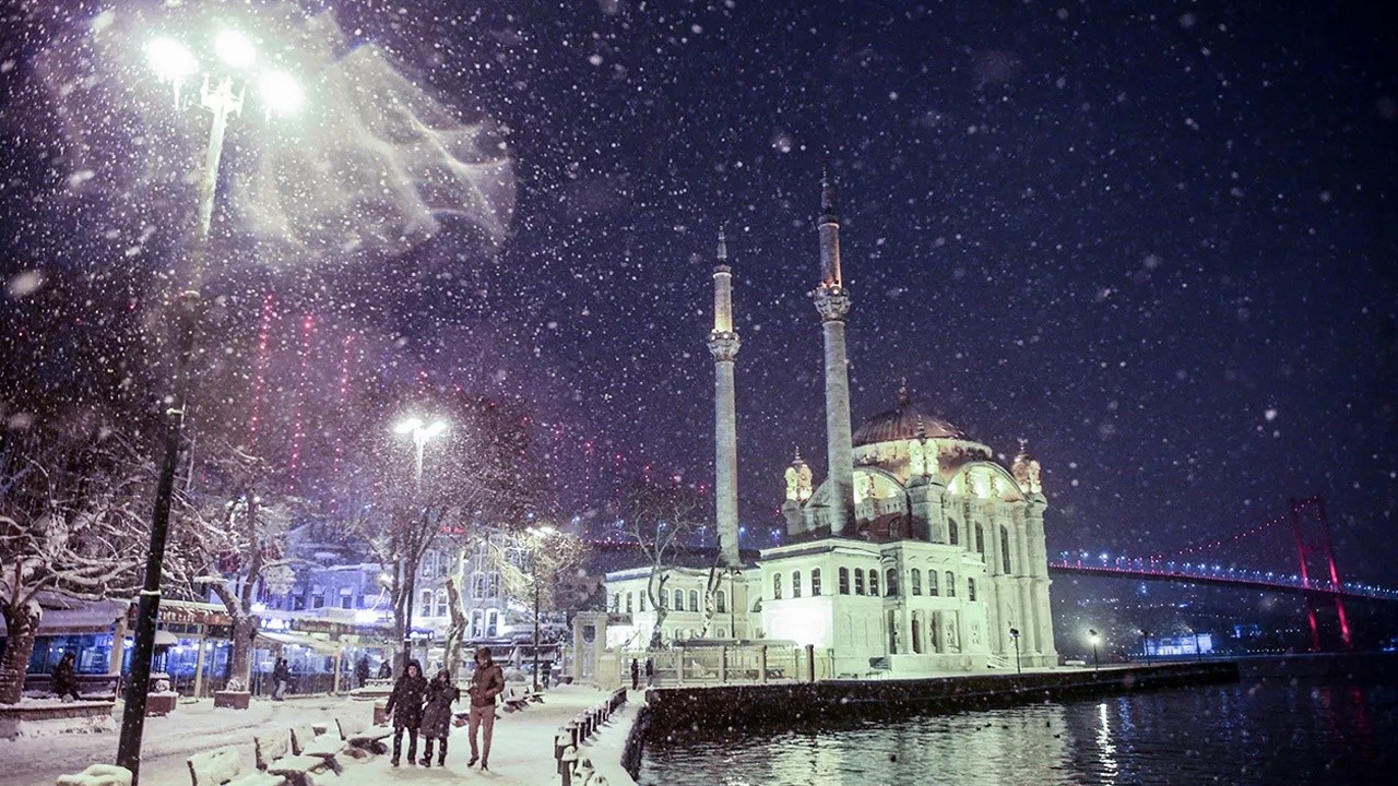 Meteoroloji&#039;den peş peşe uyarılar geldi: Kar fırtınası İstanbul&#039;u yutacak!