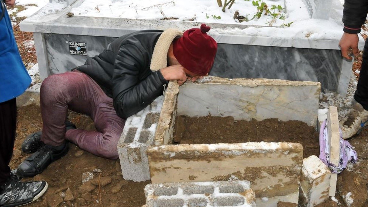 Minik Ayşenur cenazesinde acılı babası gözyaşlarına boğuldu