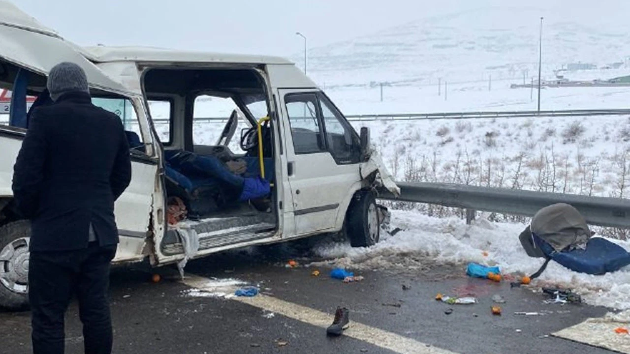 Niğde’de tır ve minibüs çarpıştı! 3 ölü 4 yaralı