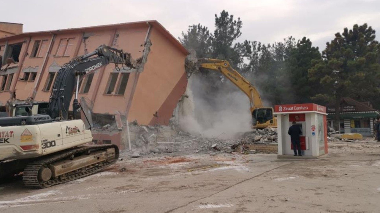 Rahatlığın bu kadarına pes! Bina yıkılırken onlar para çekti