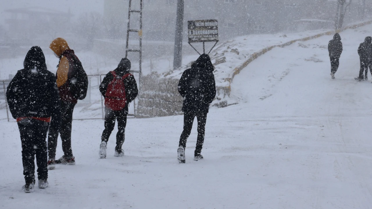 Şırnak’ta kar kalınlığı 20 santim oldu! Mahsur kalan 43 kişi kurtarıldı