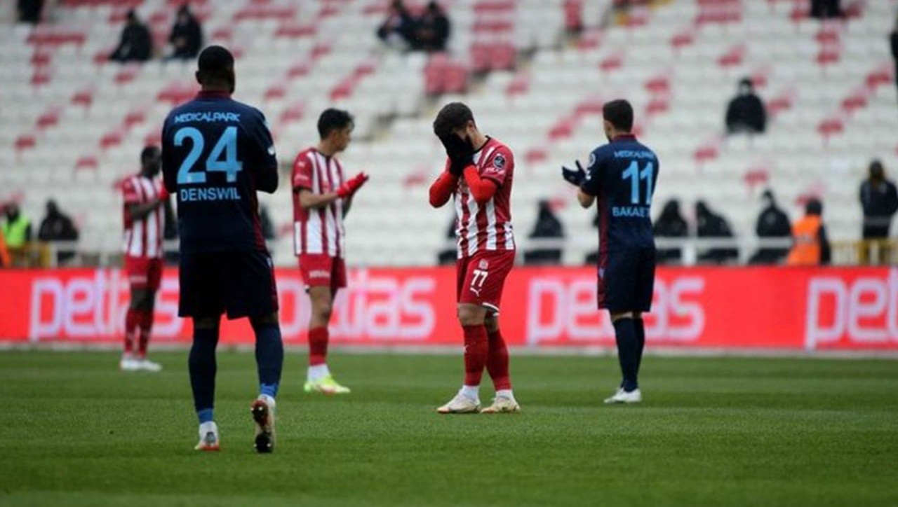 Sivasspor-Trabzonspor maçında duygusal anlar! Ahmet Oğuz gözyaşlarını tutamadı