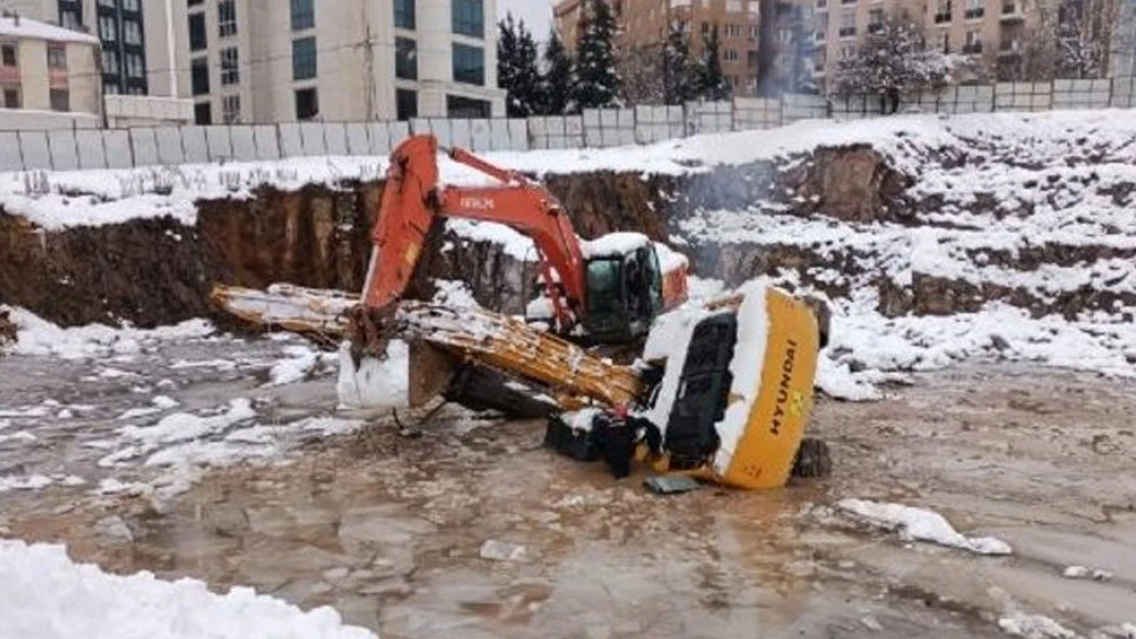 İş makinesi suya gömüldü, operatör hayatını kaybetti