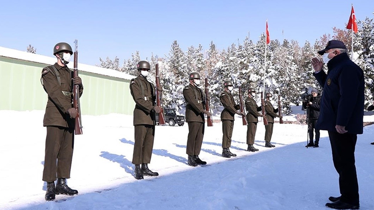 Son dakika! Bakan Akar ve TSK komuta kademesi sınırda