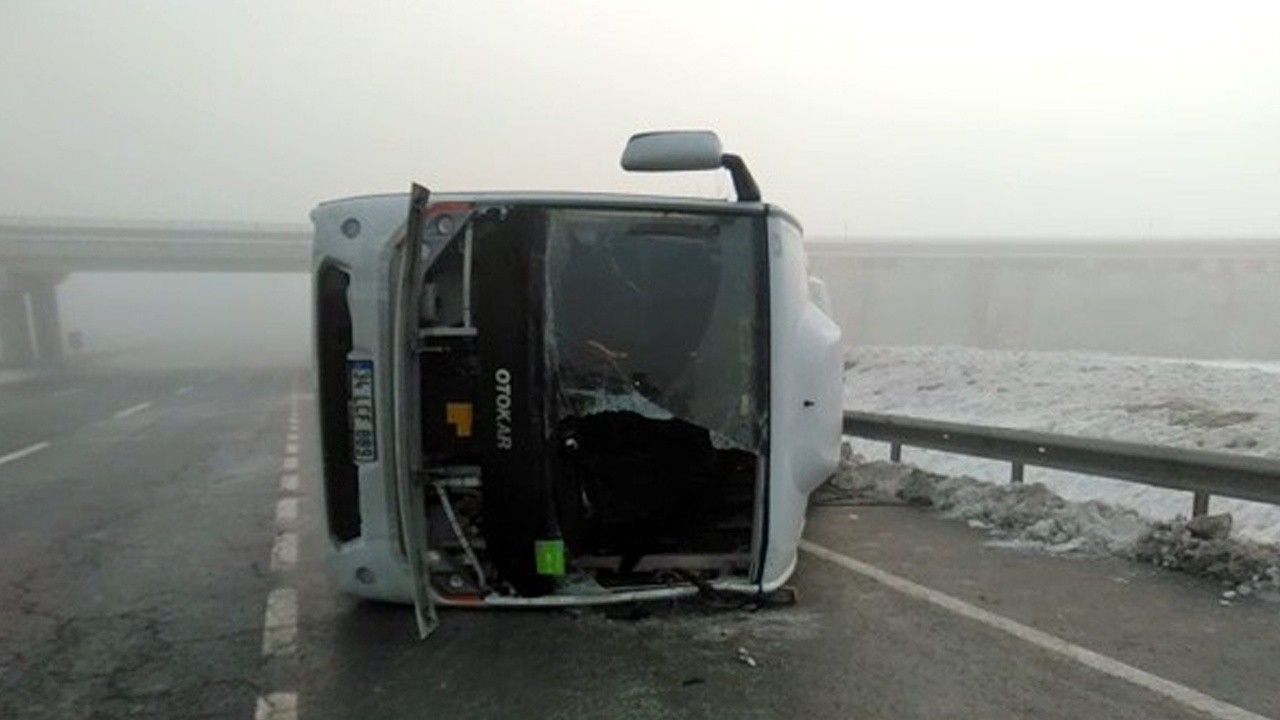 Son dakika! Polisleri taşıyan servis kaza yaptı: 1&#039;i ağır 14 yaralı