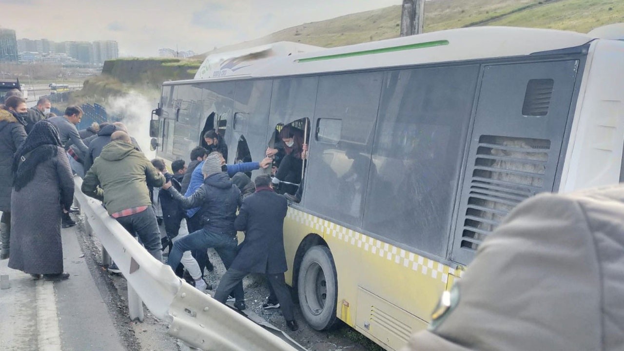 Son dakika İETT otobüsü bariyerleri aşıp demir korkuluklara çarptı