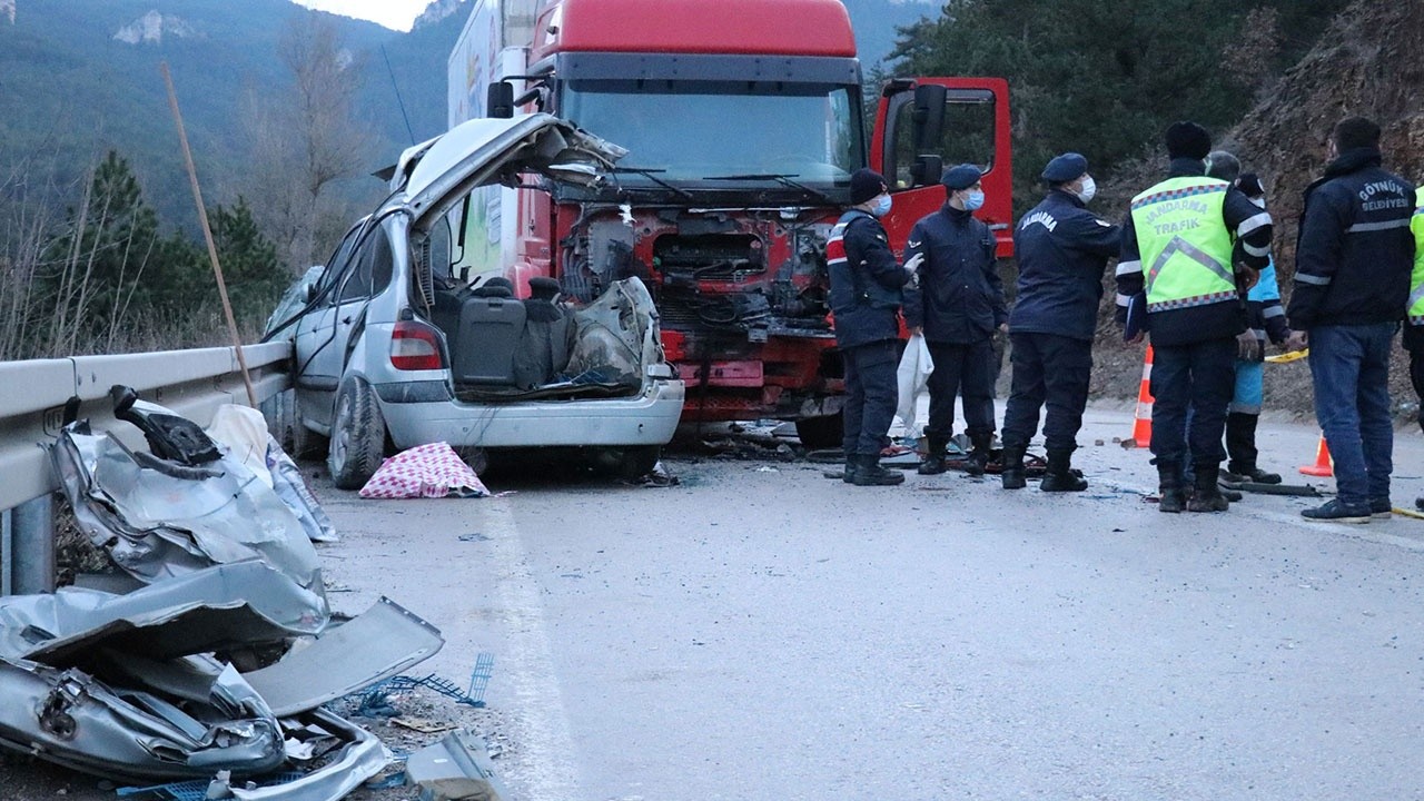 Tavuk dolu kamyona çarpan araç hurdaya döndü: Feci kaza 4 kişilik aileye mezar oldu