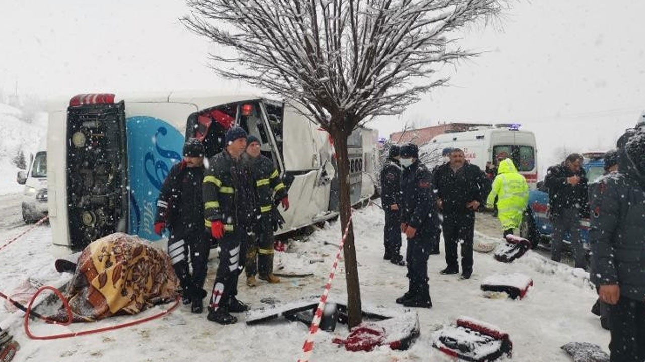 Tokat’ta yolcu otobüsü devrildi: Ölü ve yaralılar var