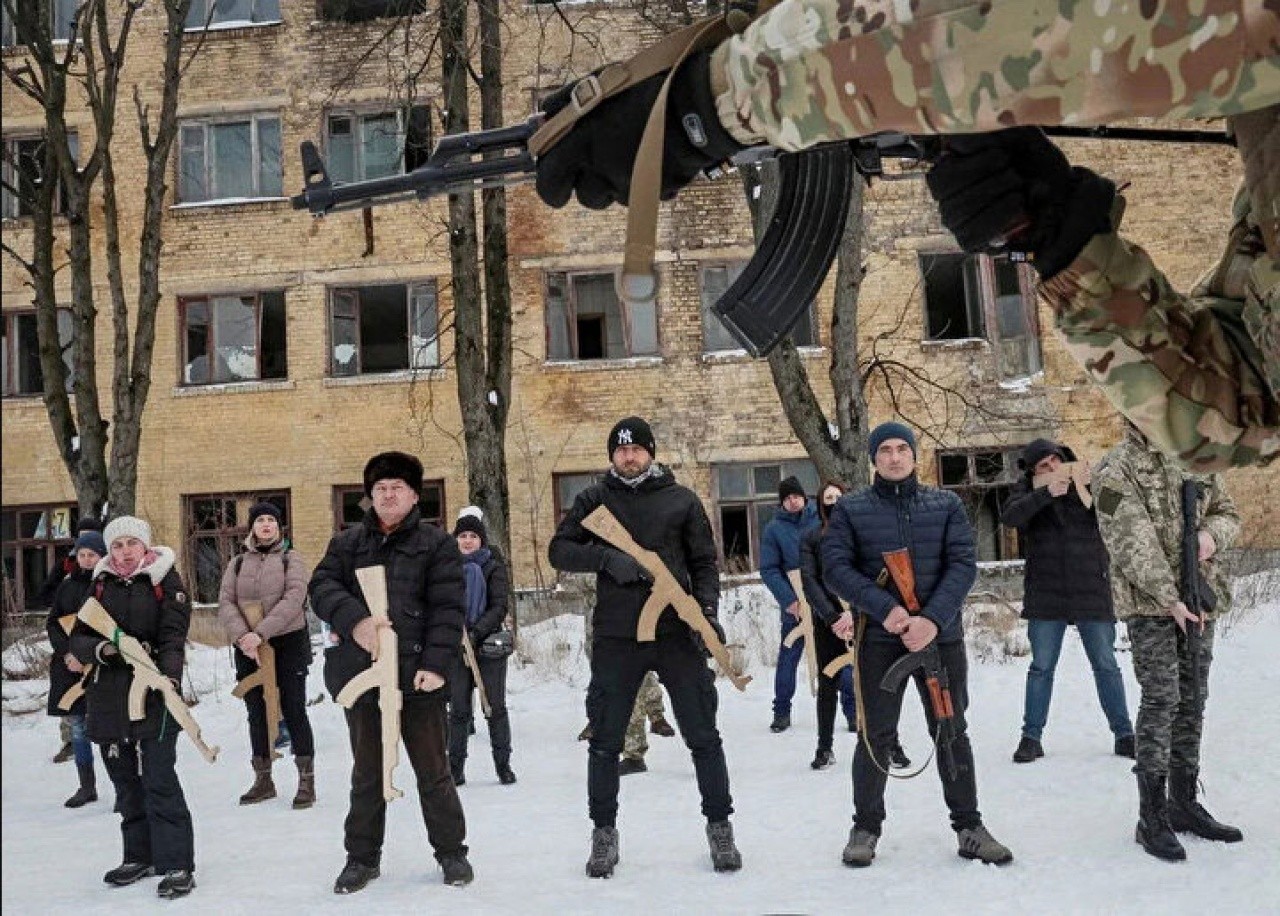 Ukrayna&#039;da askerler tahta kalaşnikoflarla sivillere eğitim veriyor