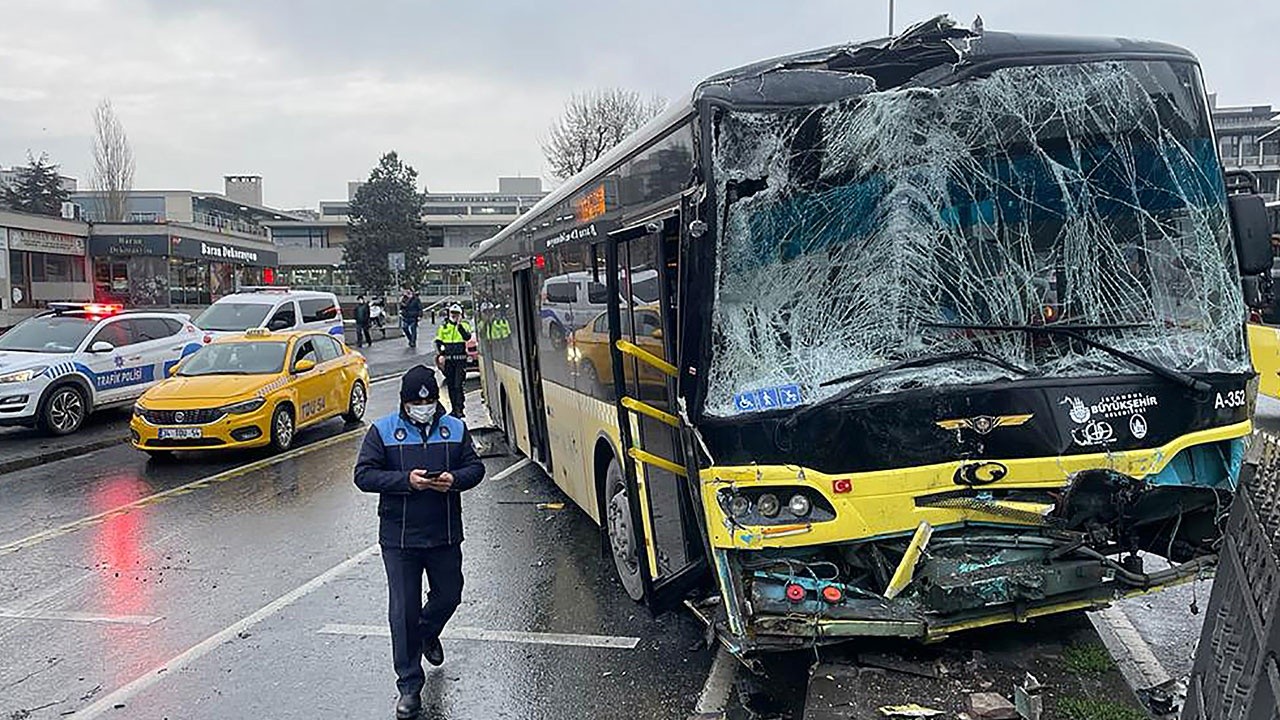 İki ayrı kazada İETT otobüsleri çarpıştı: 13 yaralı