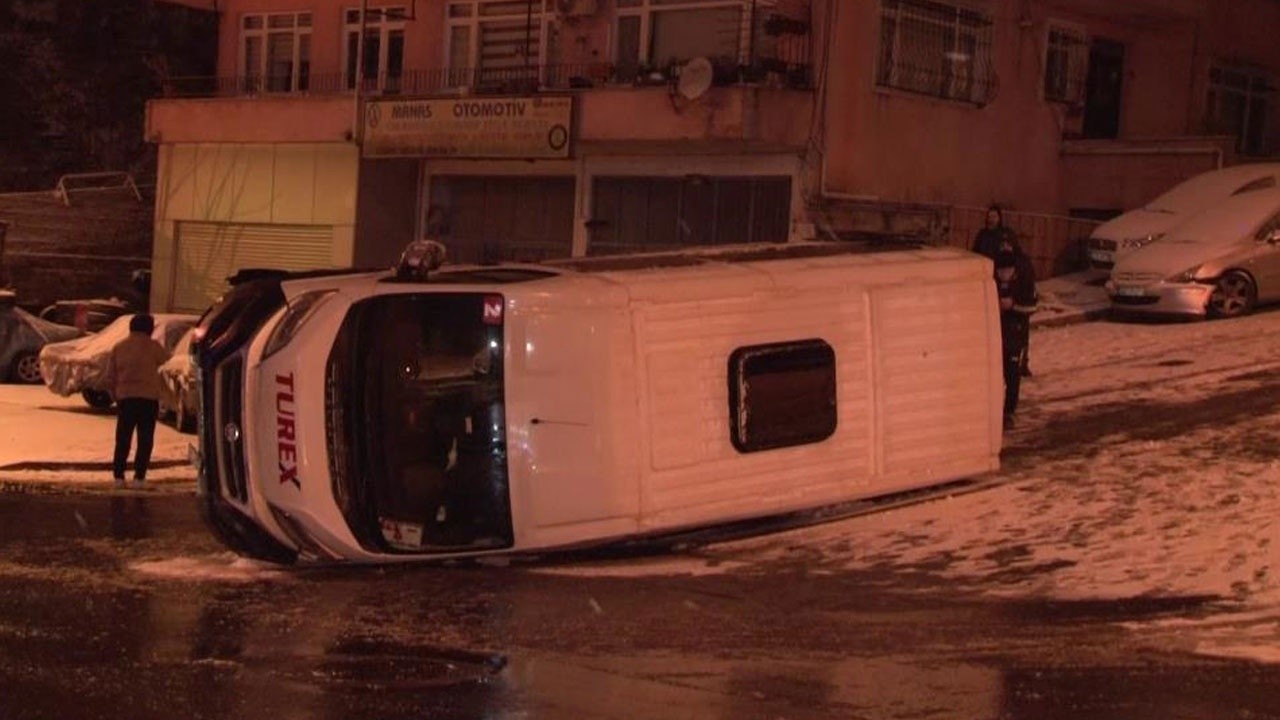 Üsküdar’da karlı yolda kontrolünü kaybeden servis yan yattı