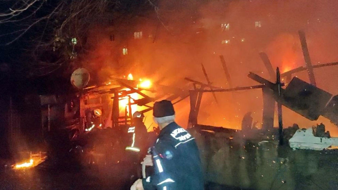 Yangında her şeyini kaybeden baba gözyaşlarına boğuldu