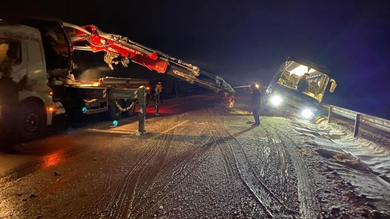 Yolcu otobüsü refüje girdi, 40 yolcu ölümden döndü