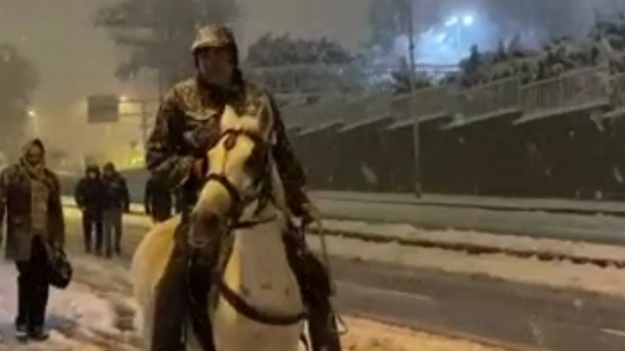 Yollar kapanınca atla gezmeye çıktı