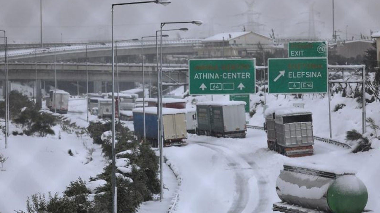 Yunanistan&#039;ı kar fırtınası &#039;Elpis&#039; vurdu! Ordu yardım için sokağa indi