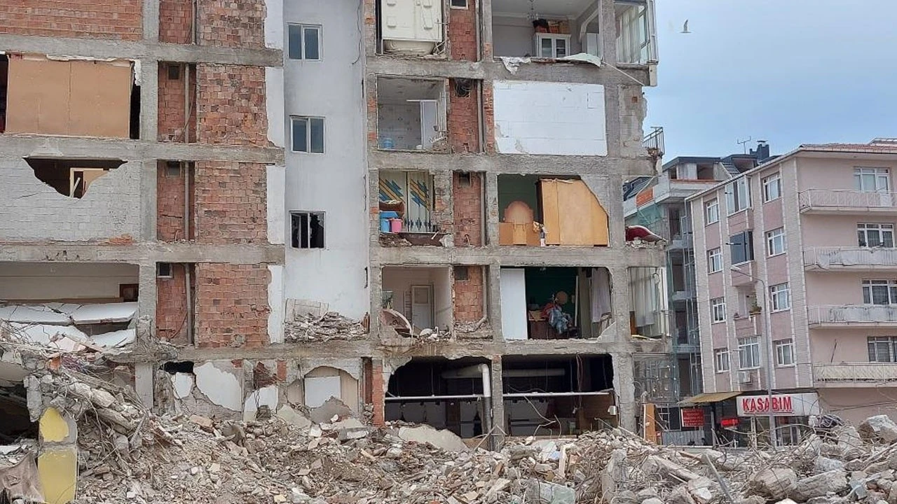 Ölümle burun buruna: İki binayı tek duvar yapmışlar