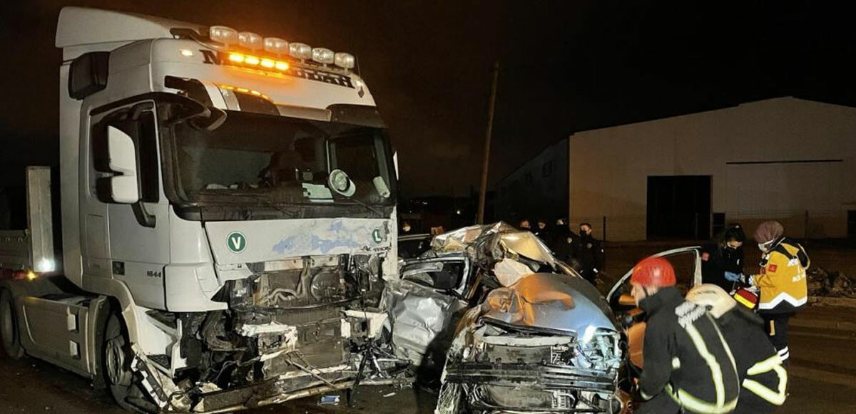 Tırla çarpışan otomobilin sürücüsü feci şekilde can verdi