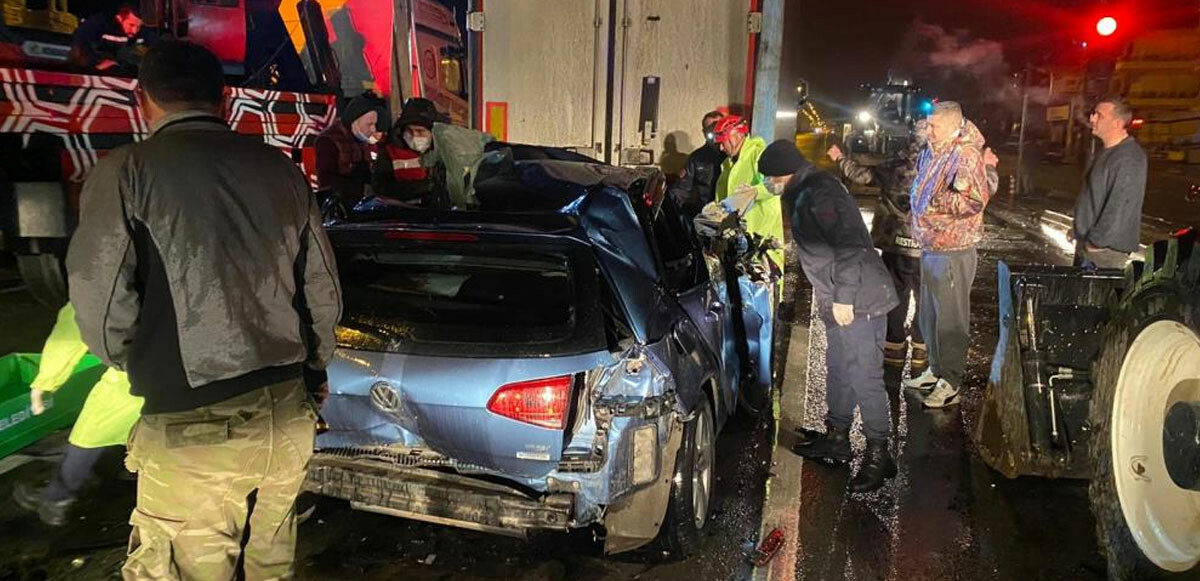 TIR&#039;ın altına giren otomobil kağıt gibi ezildi: 1 ölü